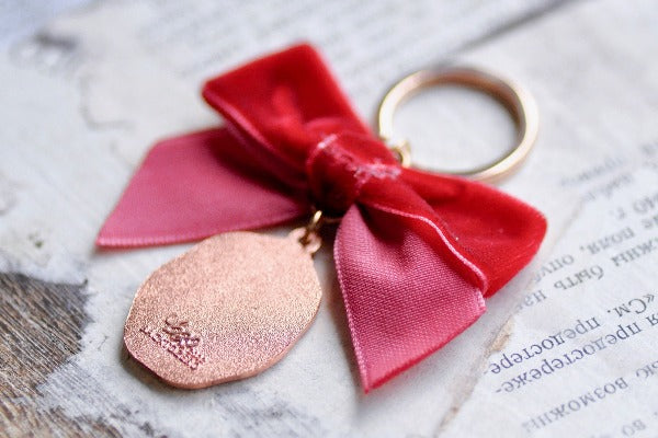 Message Wax Seal Keychain Red Bow | Seashell - Backtozero B20 - bow, cleanses, enamel, enamel keychain, her, keychain, lapel, metal, ribbon, rose gold, seashell, soft enamel, soul, starry, velvet, wax seal