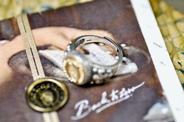 Horse Latin Motto Fleur De Lis Signet Ring - Backtozero B20 - 12f, 12mm, 12mm ring, 925 Silver, accessory, Ambitious, Fleur de Lis, him, Intaglio, Intaglio ring, jewelry, latin, latin motto, Message, ring, seal, seal ring, signet, size 10, size 11, size 8, size 9, wax seal, wax seal stamp