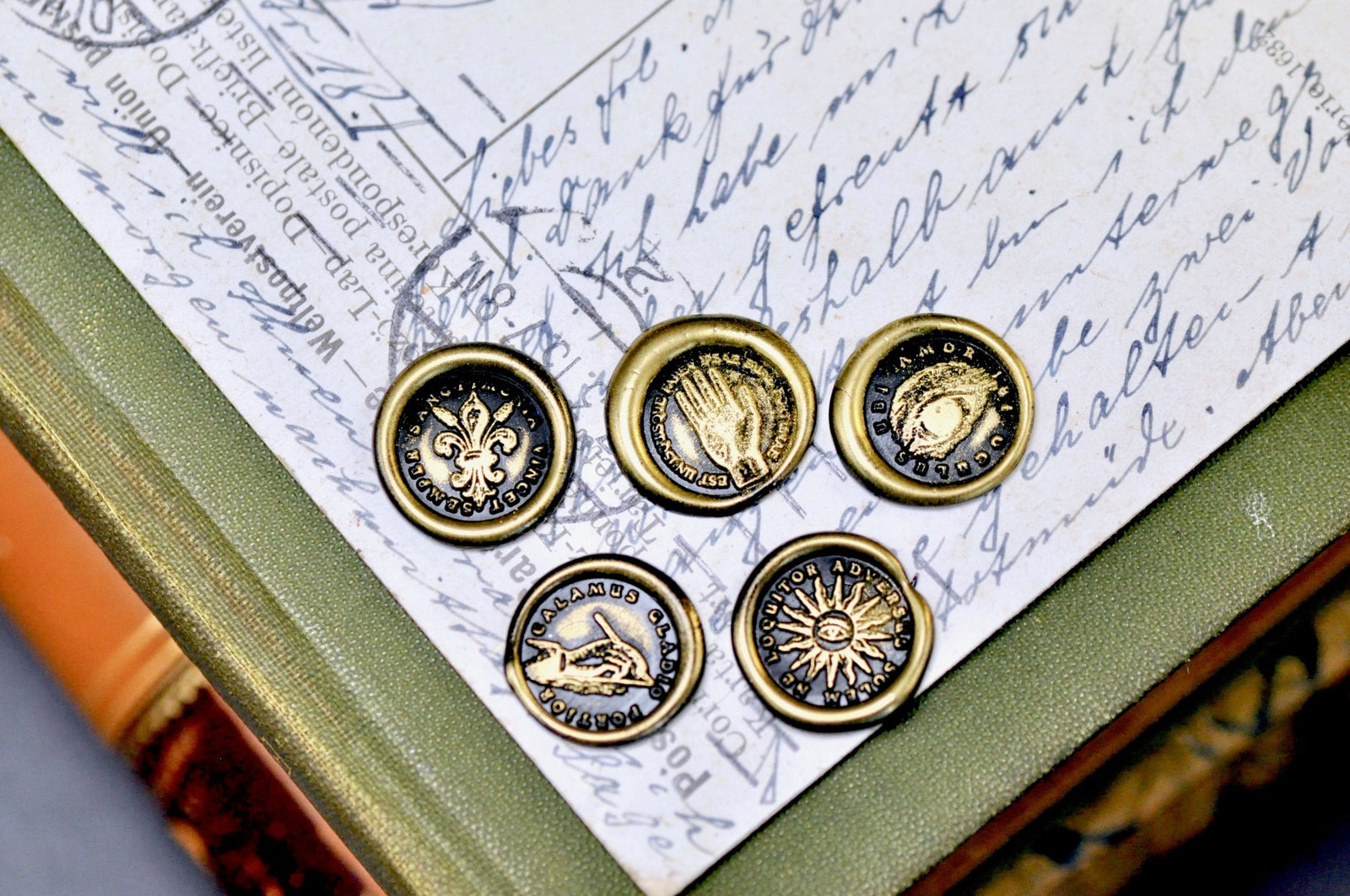 OOAK Latin Motto Cube Wax Seal | Howlite | Believe in Yourself - Backtozero B20 - antique, antique inspired, cube, destiny, eye, fleur, Fleur de Lis, hand, latin, latin motto, Love, Message, motto, natural stone, newarrivals, palm, Retro, stone, strength, sun, wisdom, write, writing