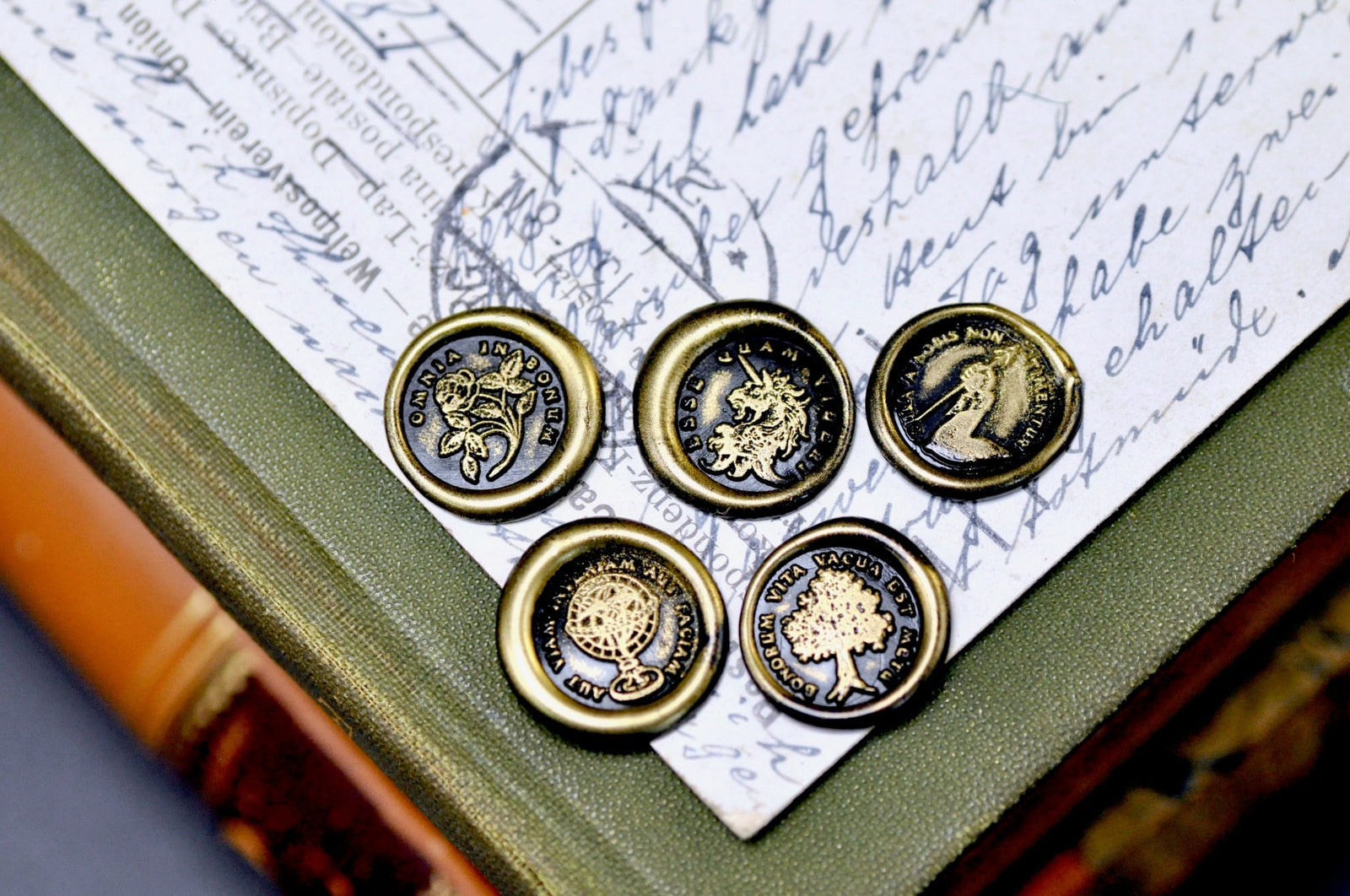 OOAK Latin Motto Cube Wax Seal | Granite | Keep Going - Backtozero B20 - antique, antique inspired, Arrow, courage, cube, determination, globe, hand, latin, latin motto, Message, motivation, motto, natural stone, newarrivals, Retro, rose, stone, strength, Tree, unicorn, wisdom