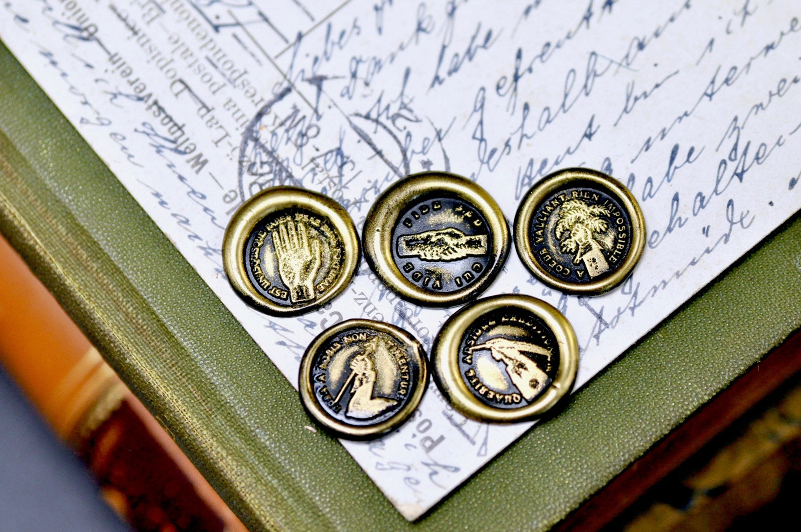OOAK Latin Motto Cube Wax Seal | Dragon Bloodstone | Never Give Up - Backtozero B20 - antique, antique inspired, Arrow, courage, cube, destiny, hand, hand gesture, handshake, latin, latin motto, Message, motivation, motto, natural stone, newarrivals, palm, pen, Retro, stone, strength, wisdom