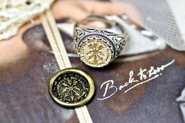 Three Crossed Arrows Latin Motto Lace Signet Ring - Backtozero B20 - 12l, 12mm, 12mm ring, 925 Silver, accessory, Arrow, battle, carry on, her, Intaglio, Intaglio ring, jewelry, lace, latin motto, never give up, signet, size 10, size 7, size 8, size 9, wax seal, wax seal ring, wax seal stamp