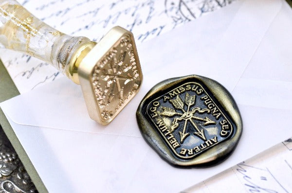 Three Crossed Arrows Latin Motto Wax Seal Stamp - Backtozero B20 - antique, antique-style, arrow, battle, bow, carry on, latin, latin motto, Message, never give up, Persevere, Retro, rounded rectangle, Signature, signaturehandle, war