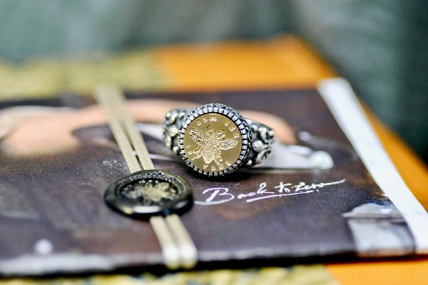 Bee Latin Motto Fleur De Lis Signet Ring - Backtozero B20 - 12f, 12mm, 12mm ring, 925 Silver, accessory, bee, effort, Fleur de Lis, him, Intaglio, Intaglio ring, jewelry, latin, latin motto, Message, ring, seal, seal ring, signet, size 10, size 11, size 8, size 9, success, wax seal, wax seal stamp