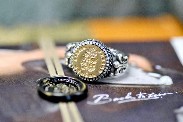 Daisy Latin Motto Fleur De Lis Signet Ring - Backtozero B20 - 12f, 12mm, 12mm ring, 925 Silver, accessory, Botanical, Fleur de Lis, Flower, him, Intaglio, Intaglio ring, jewelry, latin, latin motto, Message, patience, ring, seal, seal ring, signet, size 10, size 11, size 8, size 9, time, wax seal, wax seal stamp