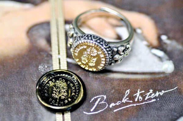 Daisy Latin Motto Fleur De Lis Signet Ring - Backtozero B20 - 12f, 12mm, 12mm ring, 925 Silver, accessory, Botanical, Fleur de Lis, Flower, him, Intaglio, Intaglio ring, jewelry, latin, latin motto, Message, patience, ring, seal, seal ring, signet, size 10, size 11, size 8, size 9, time, wax seal, wax seal stamp