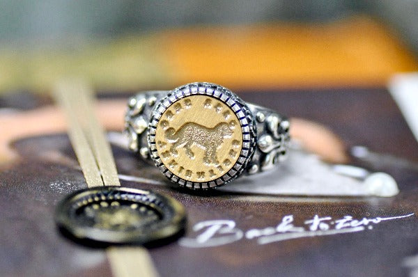 Dog Latin Motto Fleur De Lis Signet Ring - Backtozero B20 - 12f, 12mm, 12mm ring, 925 Silver, accessory, Ambitious, Fleur de Lis, him, Intaglio, Intaglio ring, jewelry, latin, latin motto, Message, motivation, ring, seal, seal ring, signet, size 10, size 11, size 8, size 9, wax seal, wax seal stamp