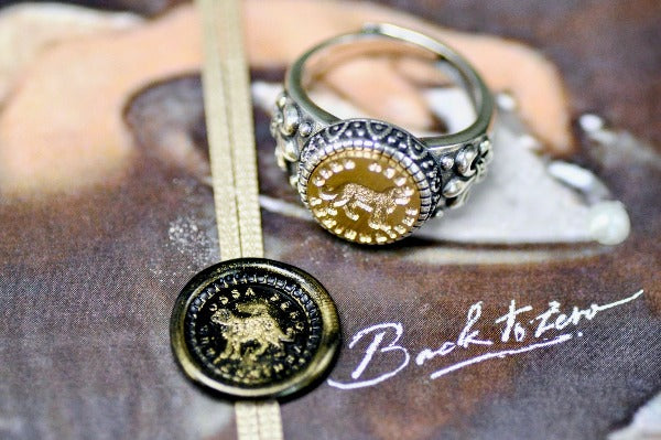 Dog Latin Motto Fleur De Lis Signet Ring - Backtozero B20 - 12f, 12mm, 12mm ring, 925 Silver, accessory, Ambitious, Fleur de Lis, him, Intaglio, Intaglio ring, jewelry, latin, latin motto, Message, motivation, ring, seal, seal ring, signet, size 10, size 11, size 8, size 9, wax seal, wax seal stamp