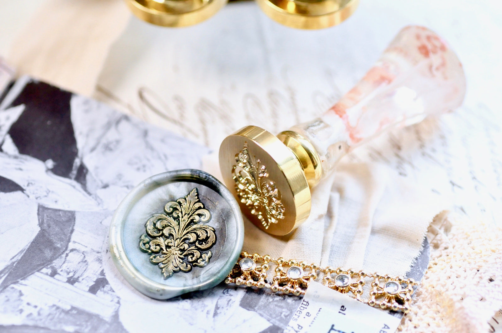 Fleur de Lis Flourish Iris Wax Seal Stamp | V - Backtozero B20 - Deco, Decorative, fleur, Fleur de Lis, floral, flourish, Flower, handleupgrade, iris, newarrivals, Retro, Signature, signaturehandle, Victorian