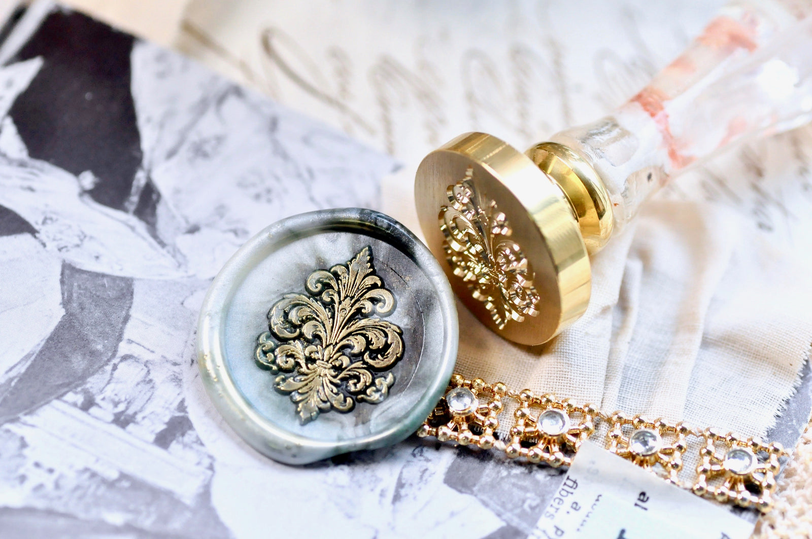 Fleur de Lis Flourish Iris Wax Seal Stamp | V - Backtozero B20 - Deco, Decorative, fleur, Fleur de Lis, floral, flourish, Flower, handleupgrade, iris, newarrivals, Retro, Signature, signaturehandle, Victorian