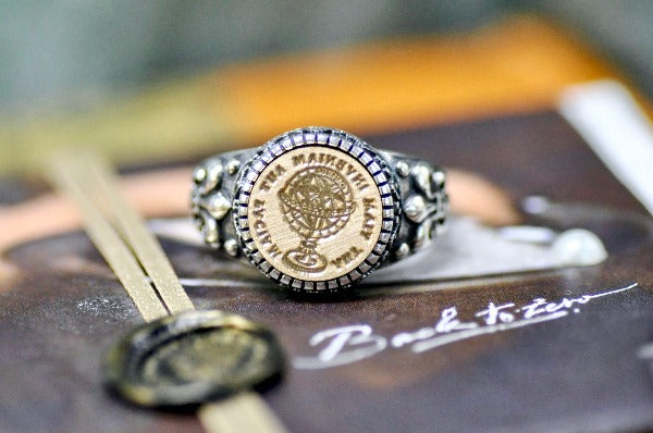 Globe Latin Motto Fleur De Lis Signet Ring - Backtozero B20 - 12f, 12mm, 12mm ring, 925 Silver, accessory, Fleur de Lis, focus, goal, him, Intaglio, Intaglio ring, jewelry, latin, latin motto, Message, never give up, ring, seal, seal ring, signet, size 10, size 11, size 8, size 9, wax seal, wax seal stamp