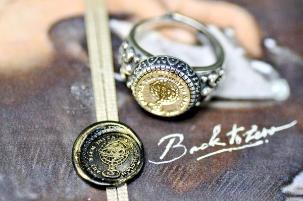 Globe Latin Motto Fleur De Lis Signet Ring - Backtozero B20 - 12f, 12mm, 12mm ring, 925 Silver, accessory, Fleur de Lis, focus, goal, him, Intaglio, Intaglio ring, jewelry, latin, latin motto, Message, never give up, ring, seal, seal ring, signet, size 10, size 11, size 8, size 9, wax seal, wax seal stamp