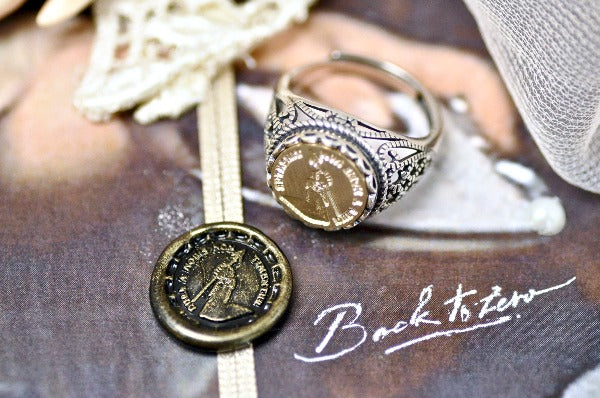 Hand Holding Arrow Latin Motto Lace Signet Ring - Backtozero B20 - 12l, 12mm, 12mm ring, 925 Silver, accessory, courage, destiny, fortune, her, Intaglio, Intaglio ring, jewelry, lace, latin motto, signet, size 10, size 7, size 8, size 9, wax seal, wax seal ring, wax seal stamp
