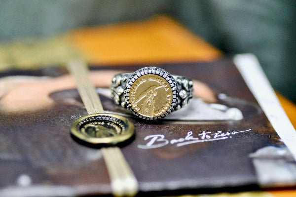 Hand Holding Feather Pen Latin Motto Fleur De Lis Signet Ring - Backtozero B20 - 12f, 12mm, 12mm ring, 925 Silver, accessory, Fleur de Lis, him, Intaglio, Intaglio ring, jewelry, knowledge, latin, latin motto, learn, Message, ring, seal, seal ring, signet, size 10, size 11, size 8, size 9, wax seal, wax seal stamp, wisdom