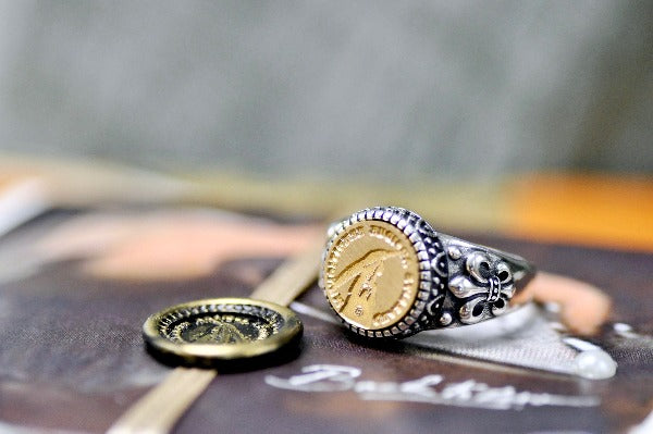 Hand Holding Feather Pen Latin Motto Fleur De Lis Signet Ring - Backtozero B20 - 12f, 12mm, 12mm ring, 925 Silver, accessory, Fleur de Lis, him, Intaglio, Intaglio ring, jewelry, knowledge, latin, latin motto, learn, Message, ring, seal, seal ring, signet, size 10, size 11, size 8, size 9, wax seal, wax seal stamp, wisdom