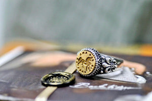 Horse Latin Motto Fleur De Lis Signet Ring - Backtozero B20 - 12f, 12mm, 12mm ring, 925 Silver, accessory, Ambitious, Fleur de Lis, him, Intaglio, Intaglio ring, jewelry, latin, latin motto, Message, ring, seal, seal ring, signet, size 10, size 11, size 8, size 9, wax seal, wax seal stamp