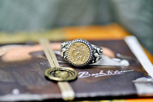 Horseshoe Clover Latin Motto Fleur De Lis Signet Ring - Backtozero B20 - 12f, 12mm, 12mm ring, 925 Silver, accessory, bow, Fleur de Lis, fortune, him, Intaglio, Intaglio ring, jewelry, latin, latin motto, luck, Message, ribbon, ring, seal, seal ring, Shamrock, signet, size 10, size 11, size 8, size 9, wax seal, wax seal stamp