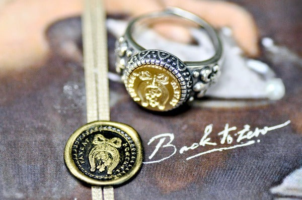 Horseshoe Clover Latin Motto Fleur De Lis Signet Ring - Backtozero B20 - 12f, 12mm, 12mm ring, 925 Silver, accessory, bow, Fleur de Lis, fortune, him, Intaglio, Intaglio ring, jewelry, latin, latin motto, luck, Message, ribbon, ring, seal, seal ring, Shamrock, signet, size 10, size 11, size 8, size 9, wax seal, wax seal stamp