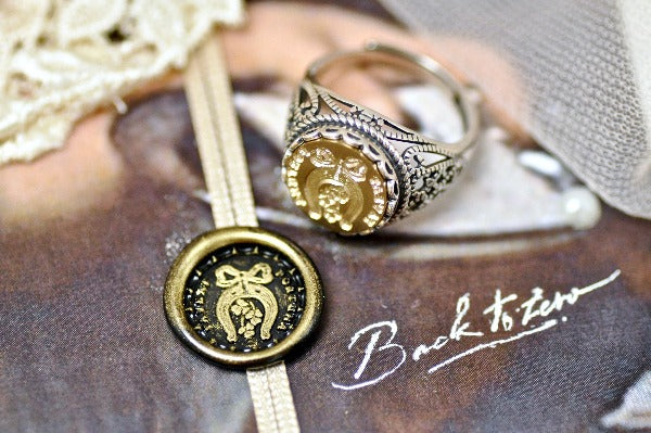 Horseshoe Clover Latin Motto Lace Signet Ring - Backtozero B20 - 12l, 12mm, 12mm ring, 925 Silver, accessory, bow, fortune, her, Intaglio, Intaglio ring, jewelry, lace, latin motto, luck, ribbon, Shamrock, signet, size 10, size 7, size 8, size 9, wax seal, wax seal ring, wax seal stamp