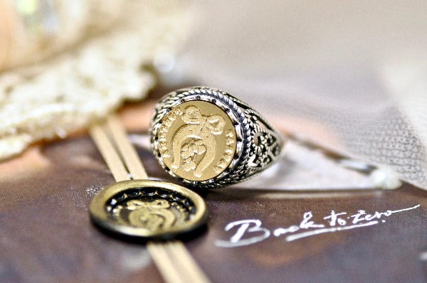 Horseshoe Clover Latin Motto Lace Signet Ring - Backtozero B20 - 12l, 12mm, 12mm ring, 925 Silver, accessory, bow, fortune, her, Intaglio, Intaglio ring, jewelry, lace, latin motto, luck, ribbon, Shamrock, signet, size 10, size 7, size 8, size 9, wax seal, wax seal ring, wax seal stamp