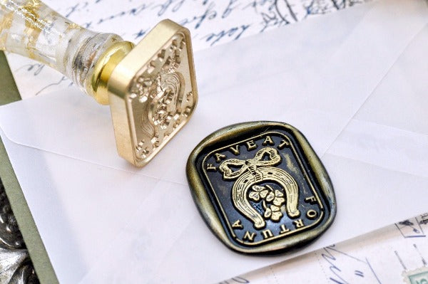 Horseshoe Clover Latin Motto Wax Seal Stamp - Backtozero B20 - antique, Botanical, bow, latin, latin motto, luck, Lucky, Message, Retro, ribbon, rounded rectangle, Shamrock, Signature, signaturehandle