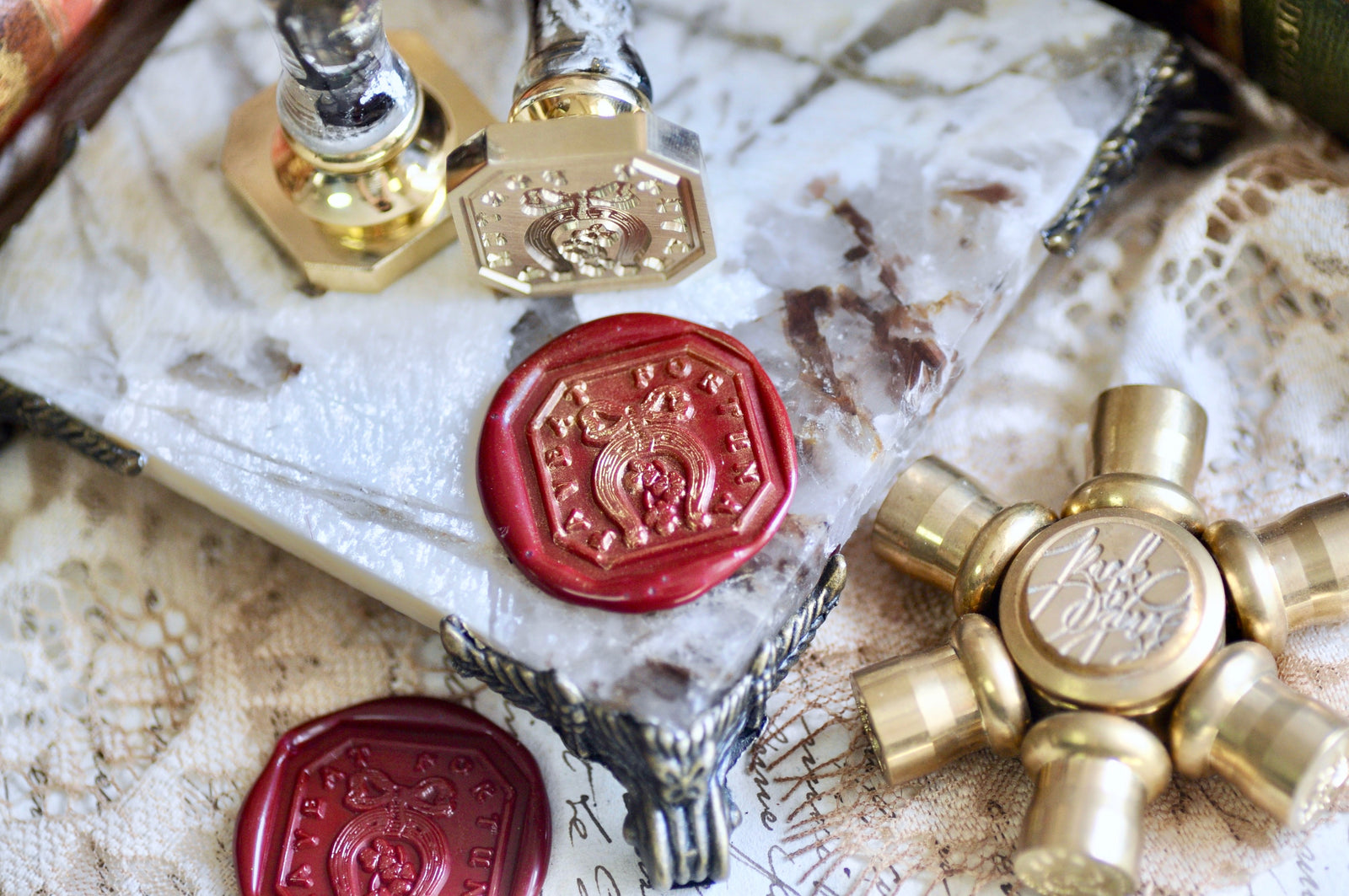 Horseshoe Clover Latin Motto Wax Seal Stamp | Courage | O