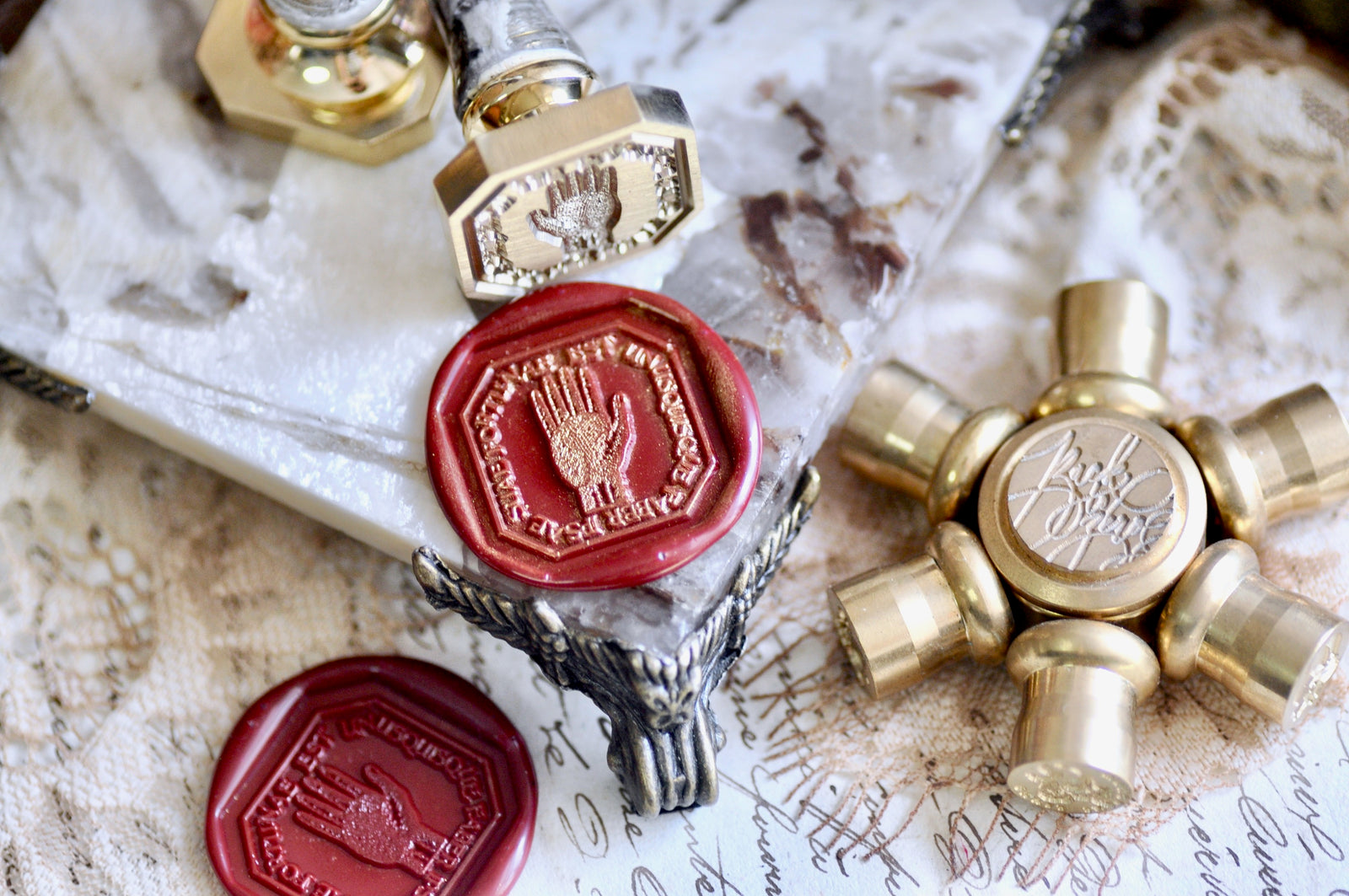 Palm of Hand Latin Motto Wax Seal Stamp | Trust | O