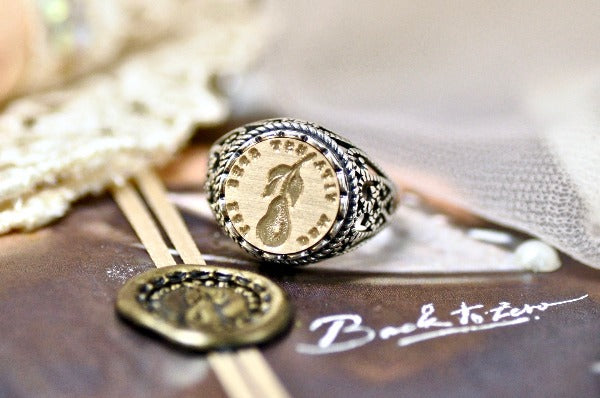 Pear Latin Motto Lace Signet Ring - Backtozero B20 - 12l, 12mm, 12mm ring, 925 Silver, accessory, her, hope, Intaglio, Intaglio ring, jewelry, lace, latin motto, life, signet, size 10, size 7, size 8, size 9, time, wax seal, wax seal ring, wax seal stamp