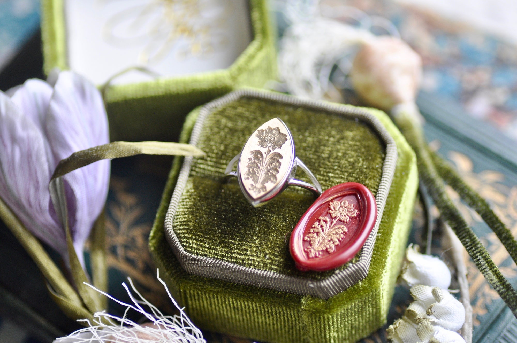 Retro Flower Signet Ring | Poppy