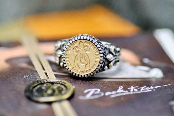 Wishbone Latin Motto Fleur De Lis Signet Ring - Backtozero B20 - 12f, 12mm, 12mm ring, 925 Silver, accessory, Fleur de Lis, fortune, him, Intaglio, Intaglio ring, jewelry, latin, latin motto, luck, Message, ring, seal, seal ring, signet, size 10, size 11, size 8, size 9, wax seal, wax seal stamp
