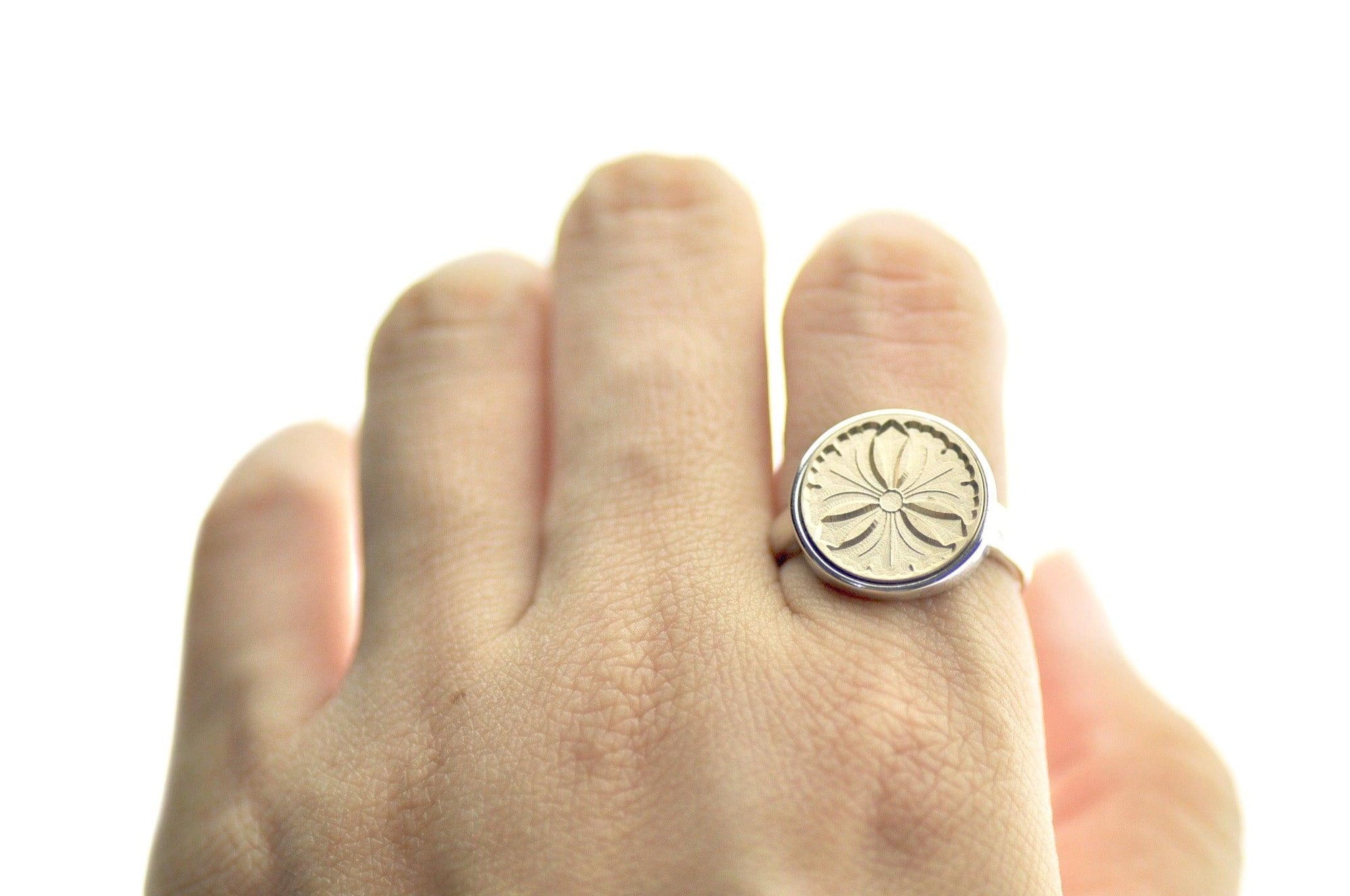 Japanese Kamon Icho Ginkgo Signet Ring - Backtozero B20 - 14m, 14mm, 14mm ring, 14mn, accessory, Botanical, ginkgo, her, Japanese, japanese family crest, jewelry, Kamon, Leaf, Leafs, Leaves, minimal, Nature, Plant, ring, signet ring, simple, size 10, size 7, size 8, size 9, wax seal, wax seal stamp