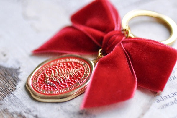 Message Wax Seal Keychain Red Bow | Fern - Backtozero B20 - botanic, Botanical, bow, charm, Come to those who wait, enamel, enamel keychain, fern, Good things take time, her, keychain, lapel, metal, Nature, Plant, plants, Red, ribbon, soft enamel, starry, velvet, wax seal