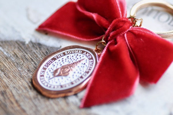 Message Wax Seal Keychain Red Bow | Seashell - Backtozero B20 - bow, cleanses, enamel, enamel keychain, her, keychain, lapel, metal, ribbon, rose gold, seashell, soft enamel, soul, starry, velvet, wax seal