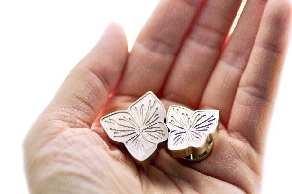 Hydrangea Die Cut Wax Seal Stamp Designed by Petra - Backtozero B20 - 2 layer, 2 layers, 2 level, 2layer, 2layers, 2level, 2levels, botanical, collaboration, die cut, diecut, Flower, lavender, marble, marble wax, mixed wax, purple, Signature, signaturehandle, wisteria