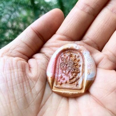 Mystical Dream Fly with the Bee Wax Seal Stamp - Backtozero B20 - antique gold, Bee, bug, dome, glass dome, gold, hand, hand gesture, insect, Insects, Metallic, mystic, mystical, pearl, pearl white, salmond, signaturehandle, star, stars