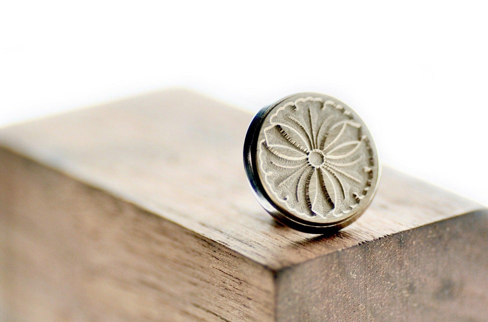 Japanese Kamon Icho Ginkgo Signet Pin - Backtozero B20 - 10mm, 12mm, 14mm, badge, brass, brooch, ginkgo, him, japan, Japanese, japanese family crest, Kamon, pin, signet, stainless steel